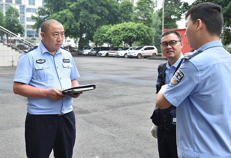 冯开建(左一)考核谢建炜(右一)案件研判思路与分析能力
