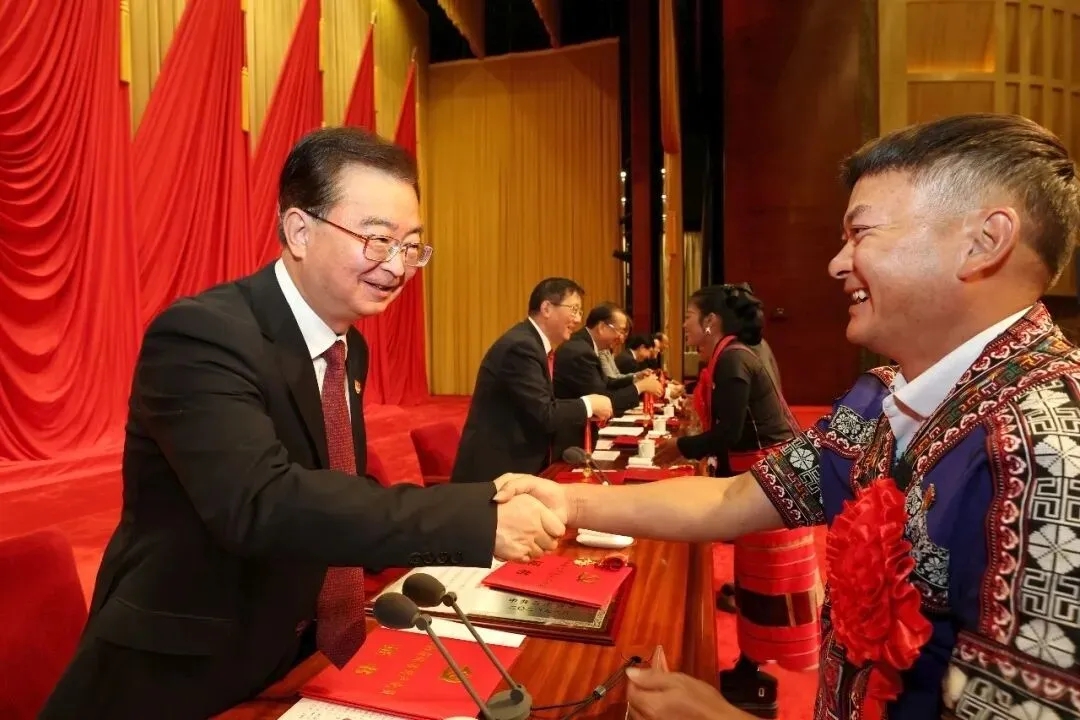 王宁等省领导向受到表彰的个人和集体表示祝贺 图片来源：云南发布