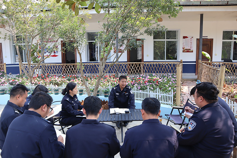 德昂族老民警何三所在院壩課堂傳授群眾工作經驗。