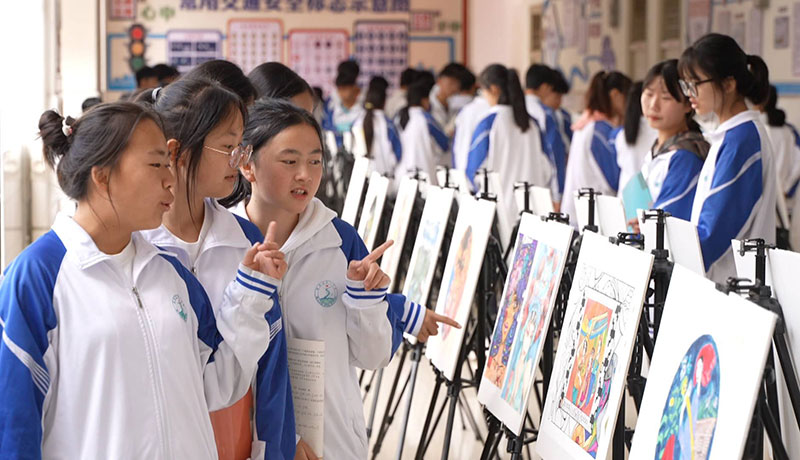 学生参观民族团结画展。