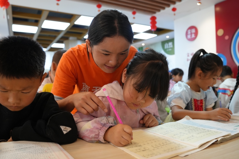 孩子们在暑托班认真学习。