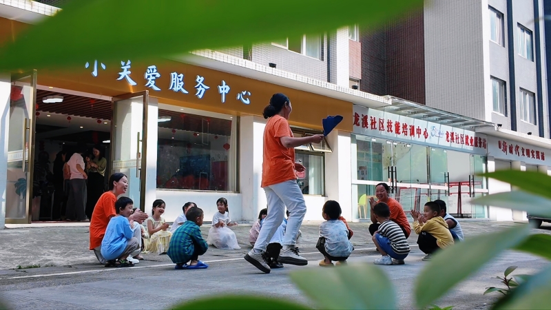 暑托班孩子们在老师带领下做游戏。