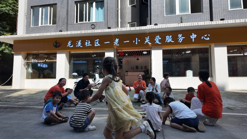 暑托班孩子们在老师带领下做游戏。