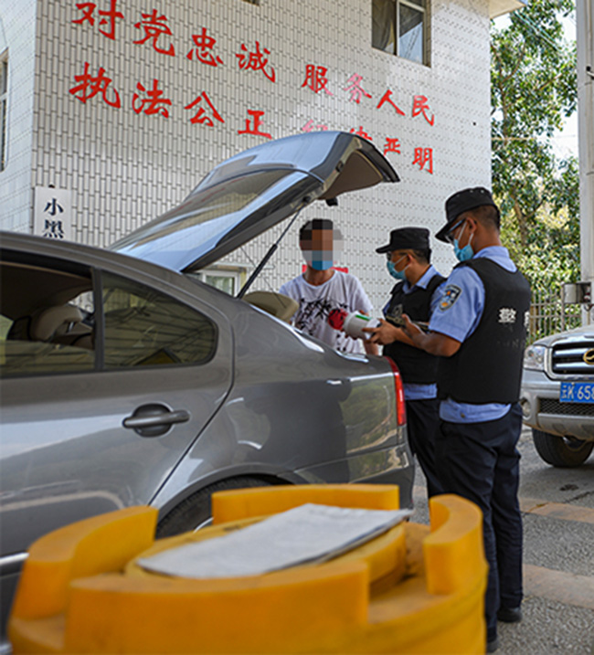 执勤民警对进出边境管理区人员及车辆进行检查。云南省公安厅新闻宣传处供图