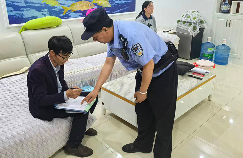 派出所民警现场化解矛盾纠纷。
