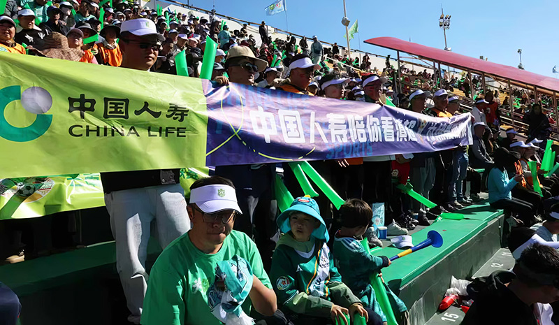 中国人寿云南省分公司在滇超联赛现场为绿茵热爱保驾护航。保政中国人寿云南省分公司供图
