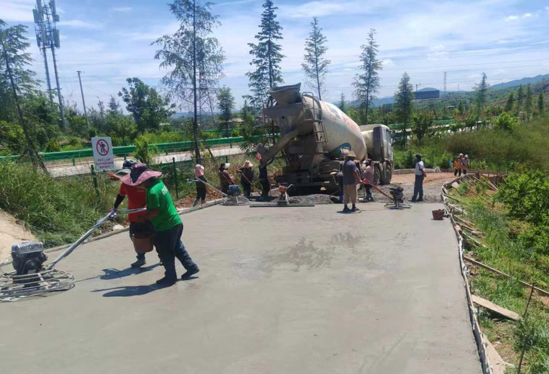 路面硬化加紧施工,当地群众务工热情高涨。虎竹叶摄