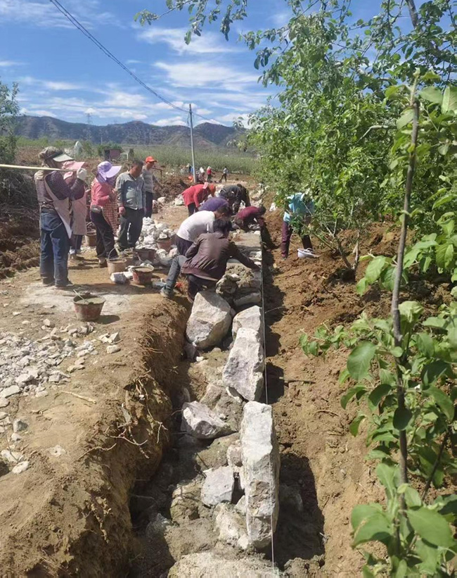 群众投工拓宽田间道路,夯实产业通行基础。虎竹叶摄