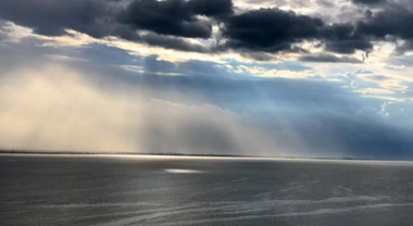 在洱海見証陽光追趕陣雨奇觀