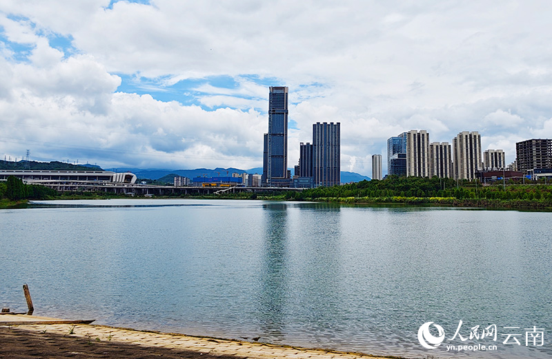 【5】白龙潭水库风景如画。人民网-尹馨摄