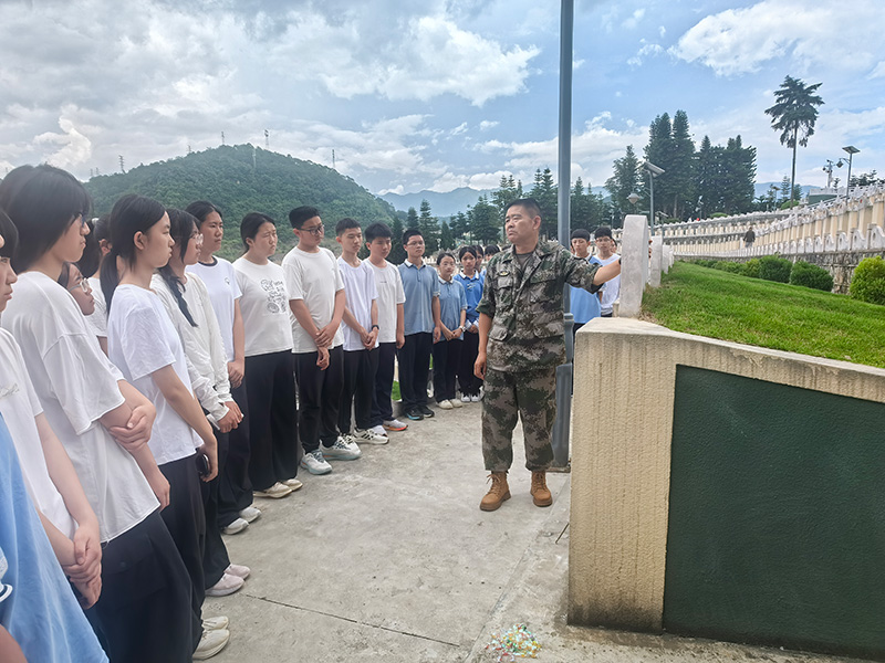 麻栗坡县开展红色教育和国防教育宣传活动。