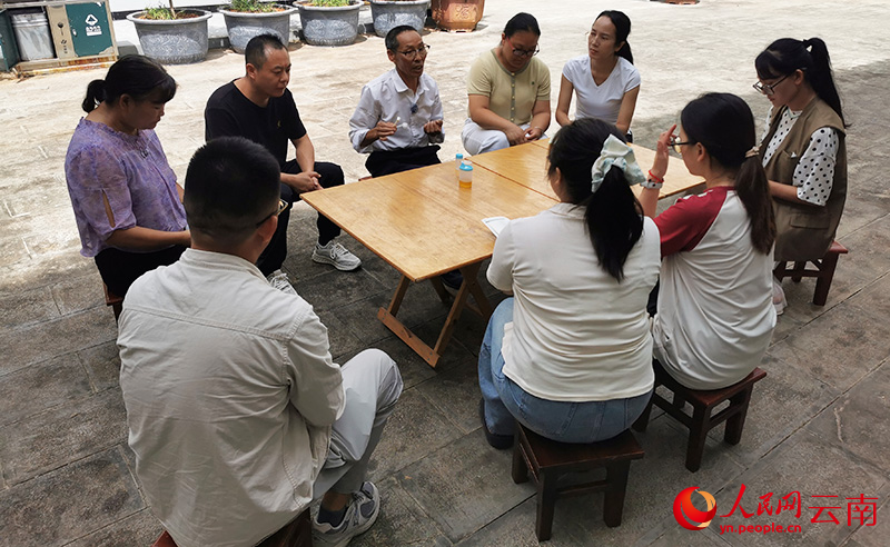 【2】云南省昌宁县田园镇社区健康倡导员李义全（左四）在进行健康知识宣讲。人民网薛丹-摄