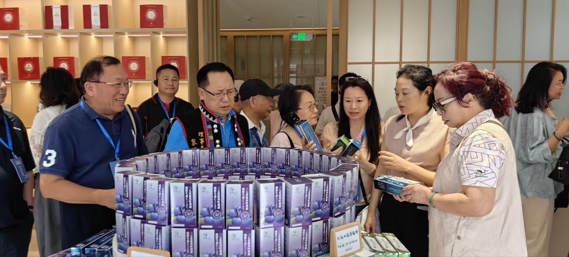 图为嘉宾选购三七系列产品。