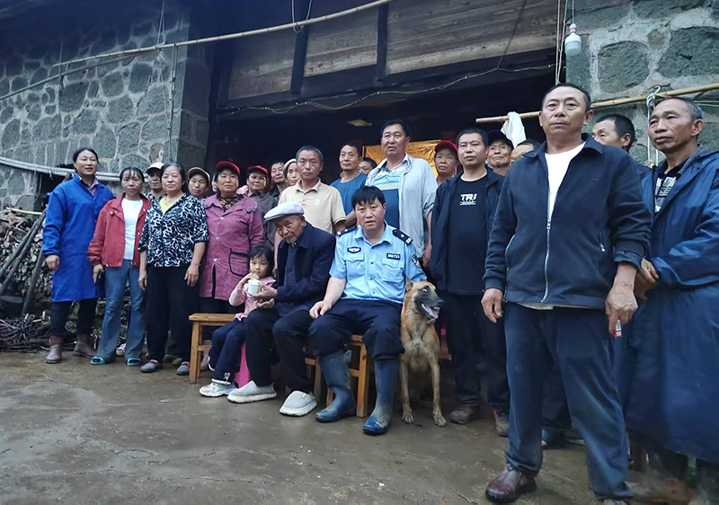 【5】家属与热情邀约搜救队伍与付亚、“黄马”一同合影留念。宣威警方供图