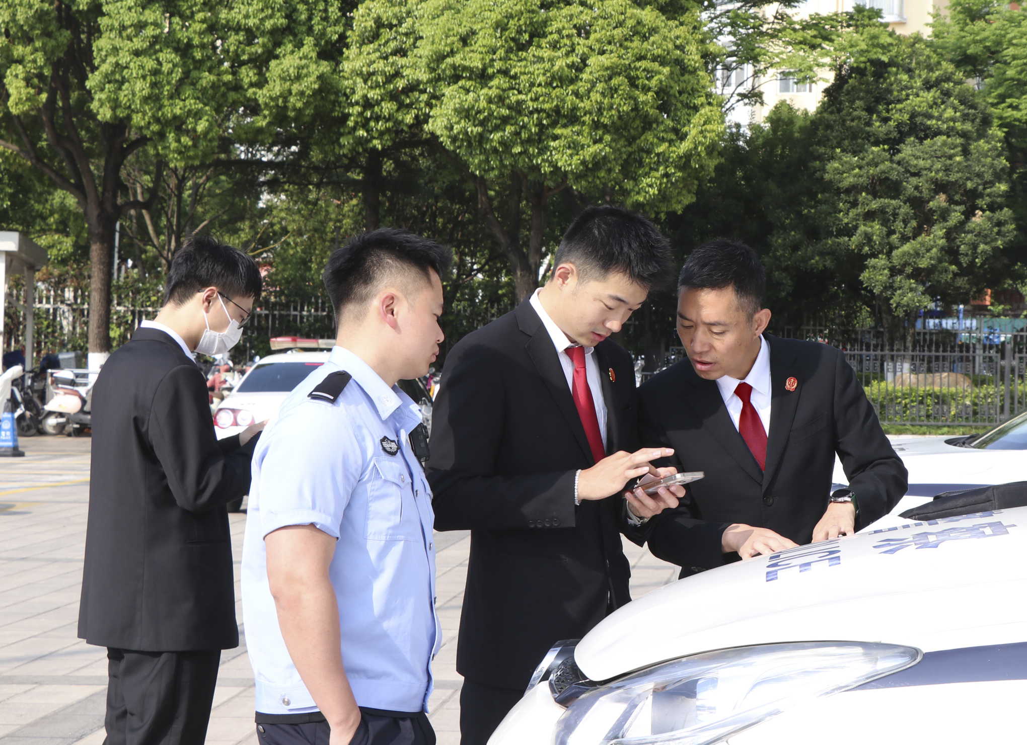 西山法院干警执行现场。