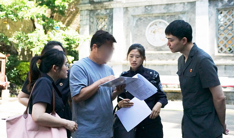 五华法院干警执行现场。