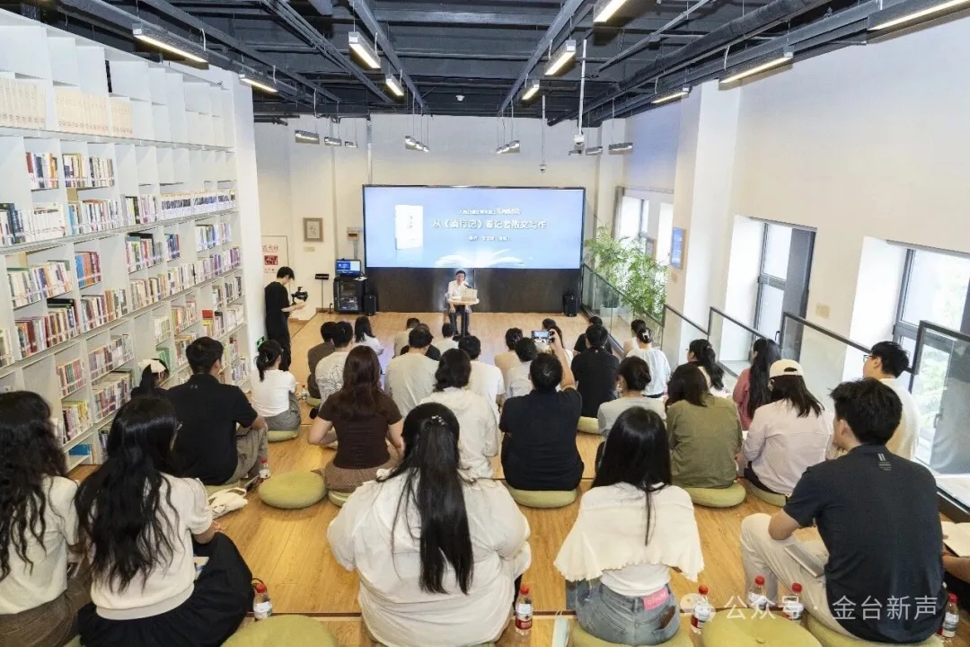 “午间读书会”活动现场。
