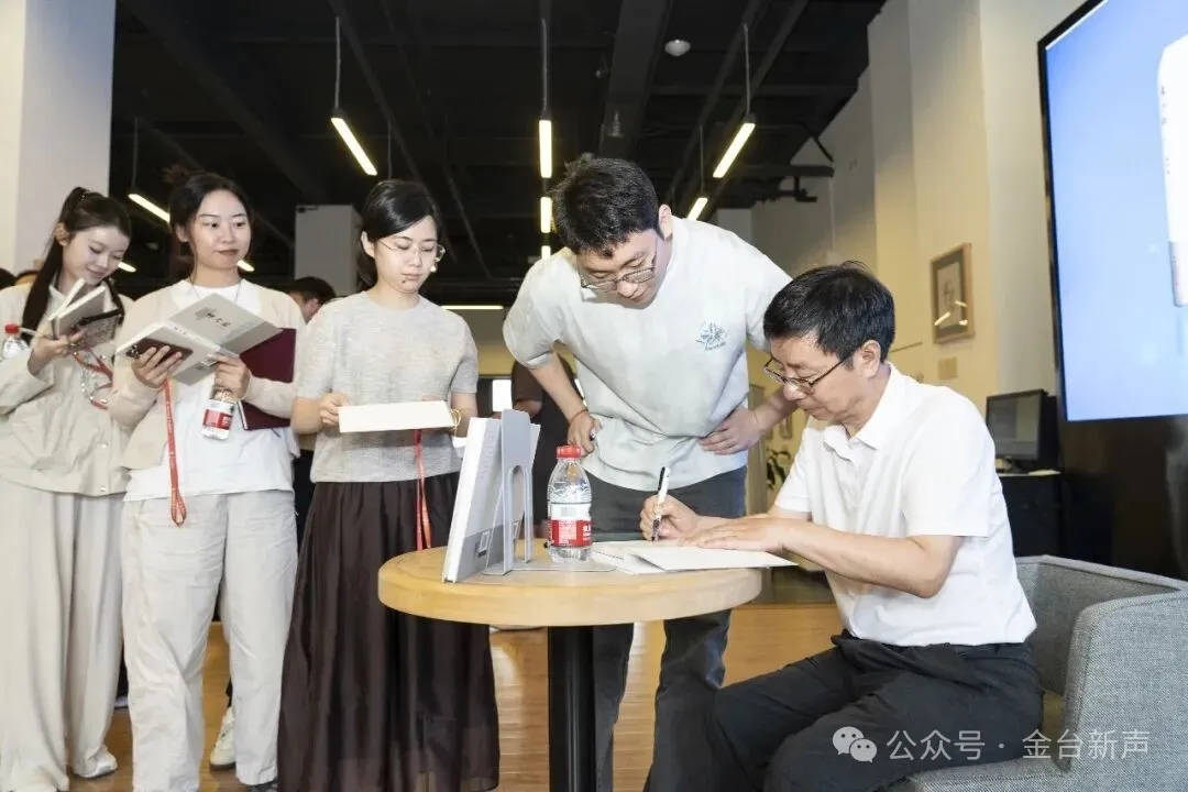 朱思雄为青年职工签名。