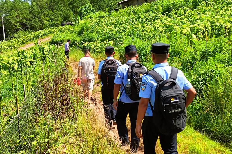 民警辅警入村走访群众。