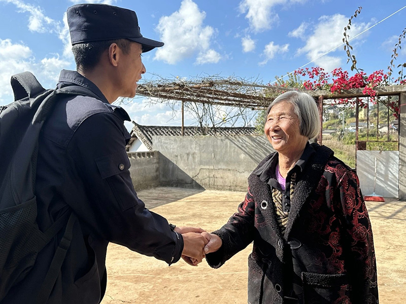 民警辅警走访“一老一小”活动。