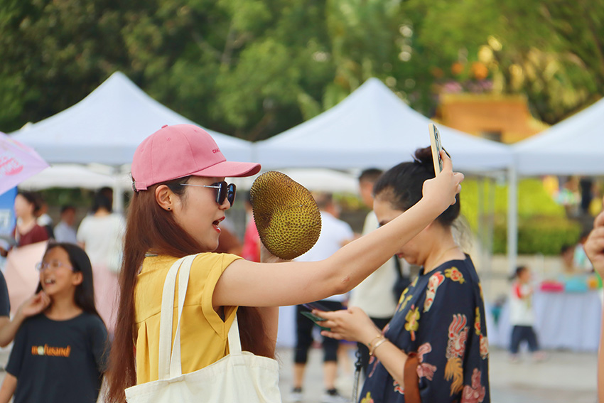【2】市民与领到的菠萝蜜合影。芒市融媒供图