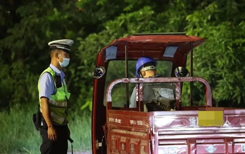 民警对过往车辆开展检查执法。