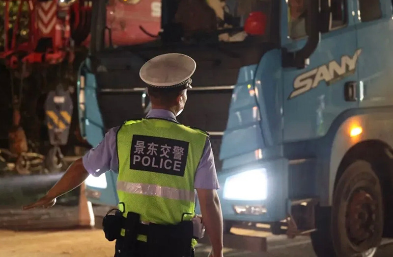 民警对过往车辆开展检查执法。