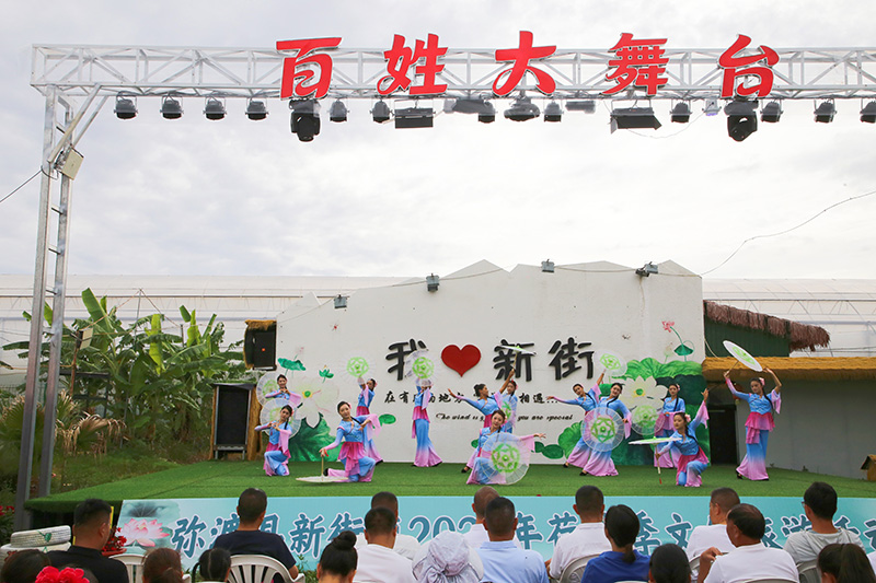 百姓大舞台文艺表演。弥渡县融媒体中心供图