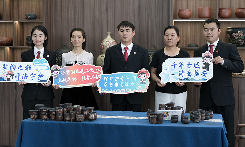 建水法院到紫陶产业园区开展“千年临安,司法守护”非遗普法活动。