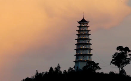 云南大理这座山塔秒变“天上宝塔”