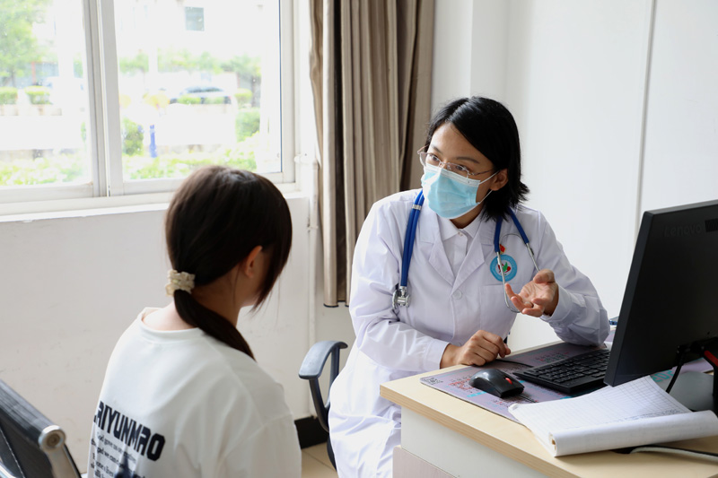 上海儿童医学中心援滇医疗医生在接诊。董建华摄