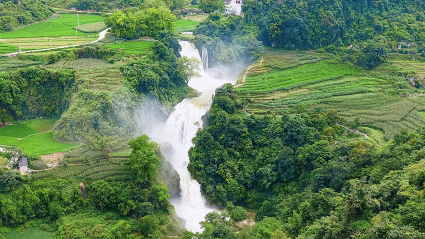 云南广南：叠瀑飞湍入画来 山水美景醉游人