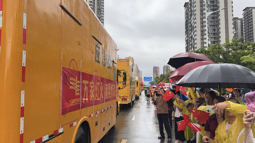 广西贵港市民在雨中欢送云南电网应急保供电队伍。云南电网供图
