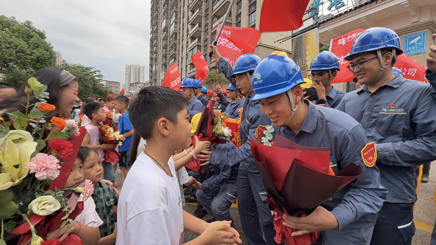 广西贵港市民欢送云南电网应急保供电队伍。云南电网供图
