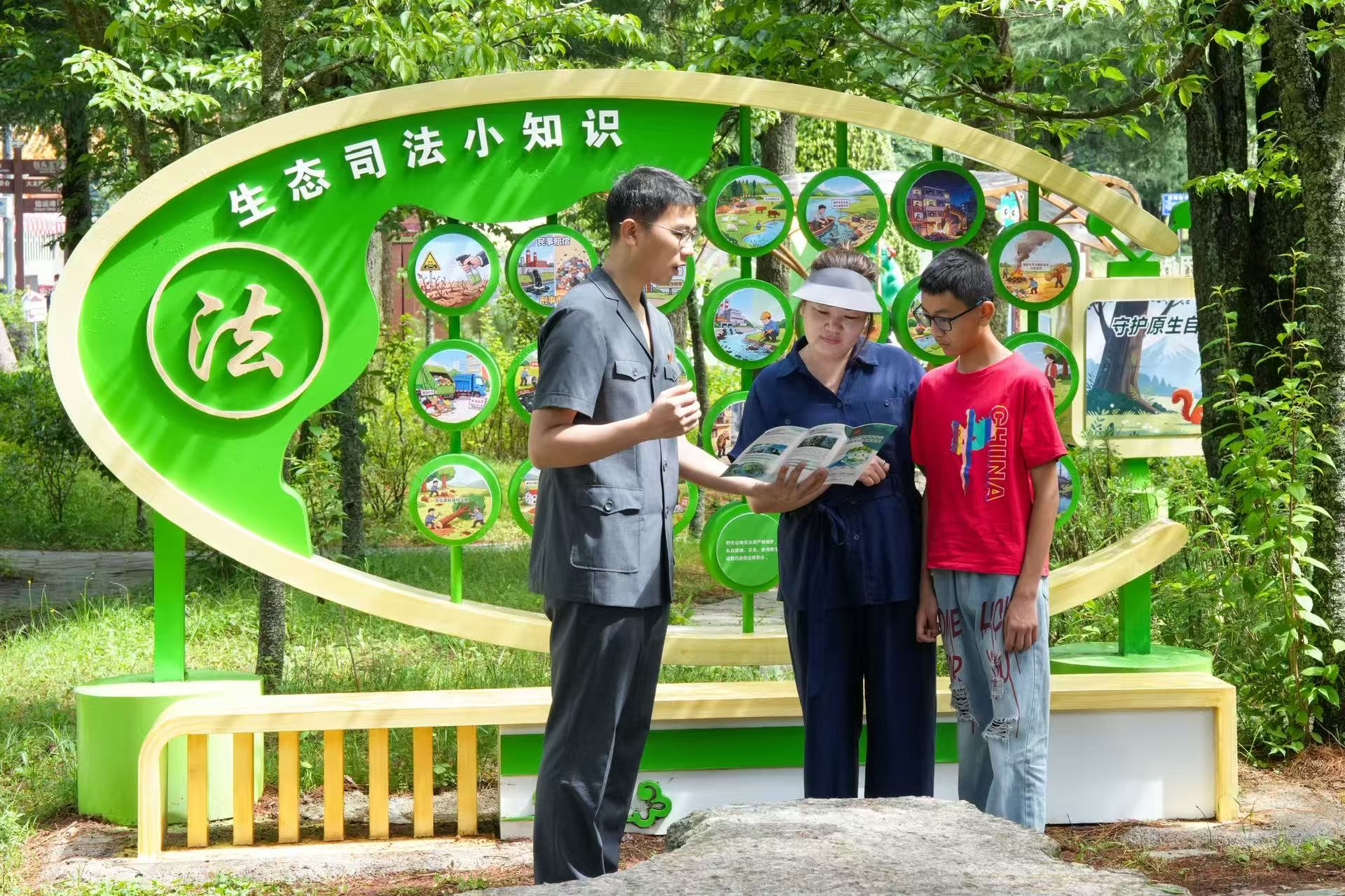 楚雄市人民法院干警用孩子易懂的语言传递生态法治理念。