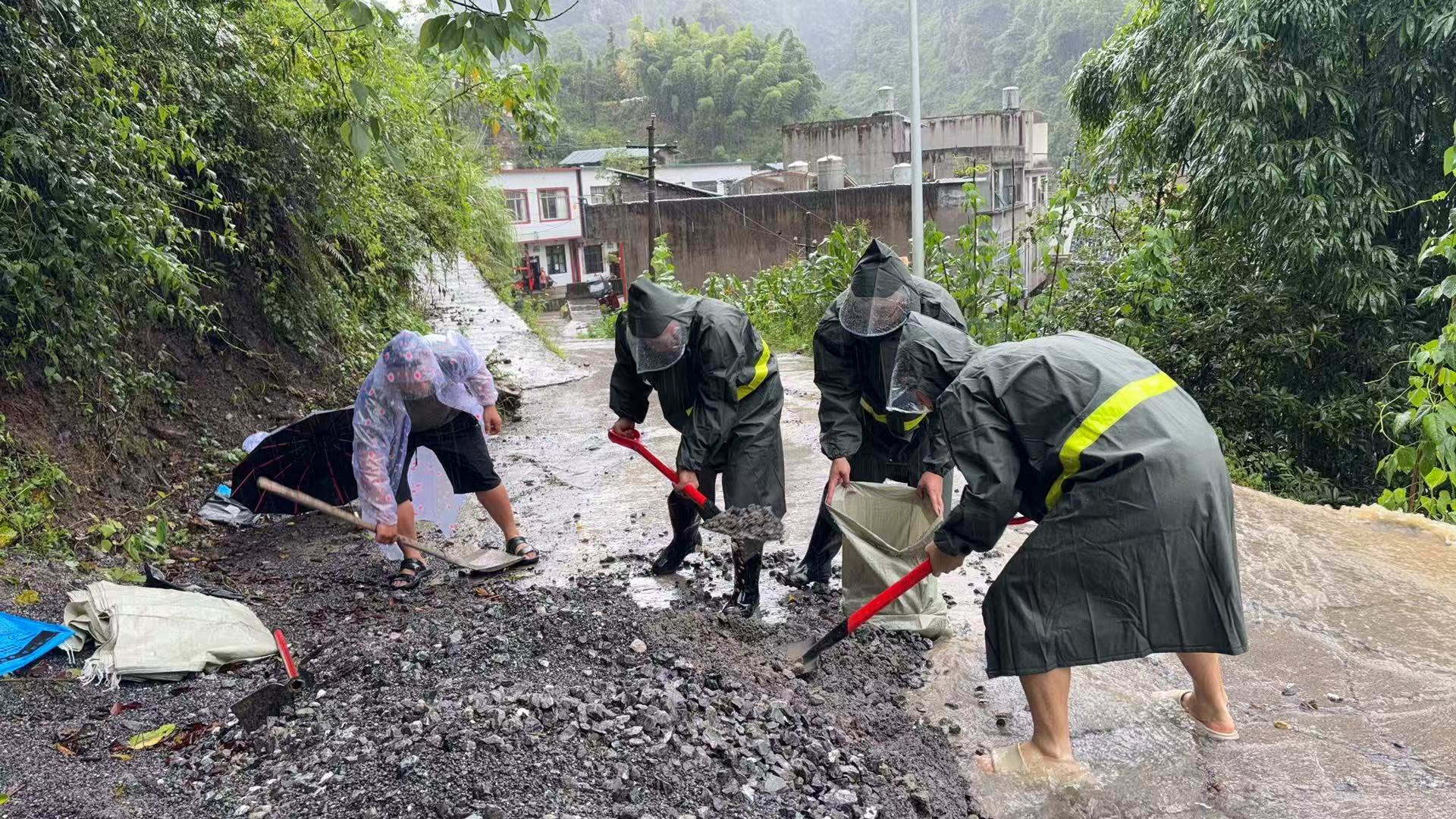 高田乡工作人员清理路面。