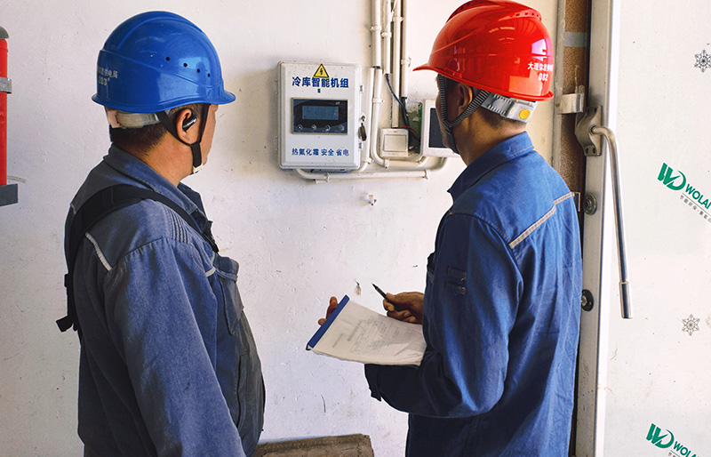 供電服務人員檢查冷庫智能機組運行情況，保障冷鏈用電可靠。