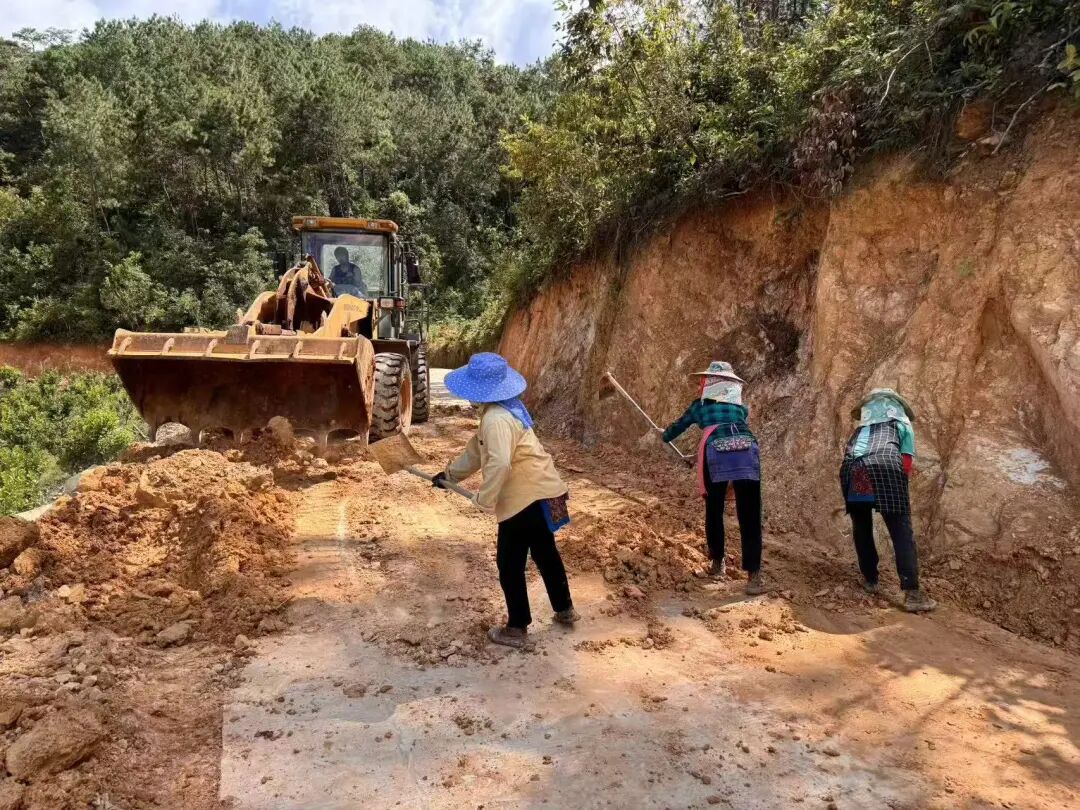 三村乡产业路施工。段发金摄
