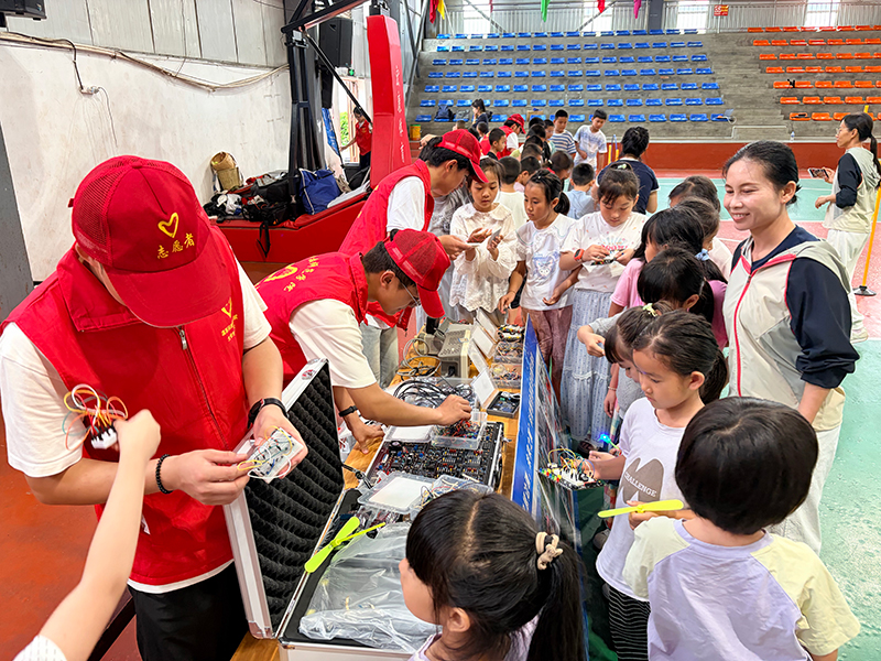 图四：实践队员与国门小学孩子开展科技体验活动
