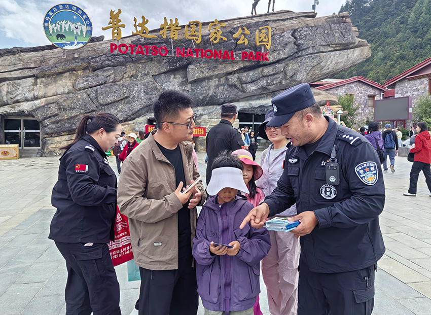 民警宣传长江禁渔法律。
