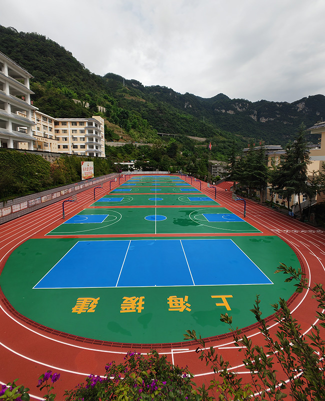 【图2】上海出资200万援建盐津三中塑胶操场。-盐津三中供图
