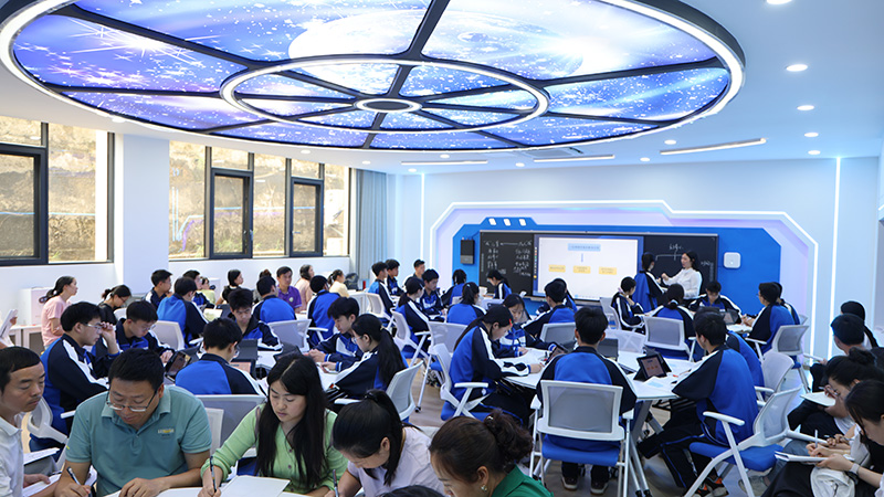 盐津三中学生在科大讯飞AI智慧教室上课。盐津三中供图