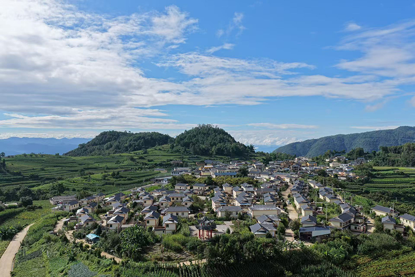 青山環抱中的尖山村。施甸縣委宣傳部供圖