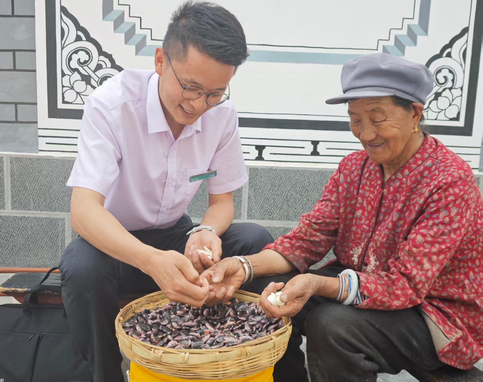 兰坪支行客户经理张堂福正在农户家了解花芸豆产销情况