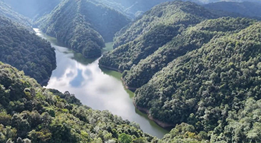 “绿玉”静卧山峦间