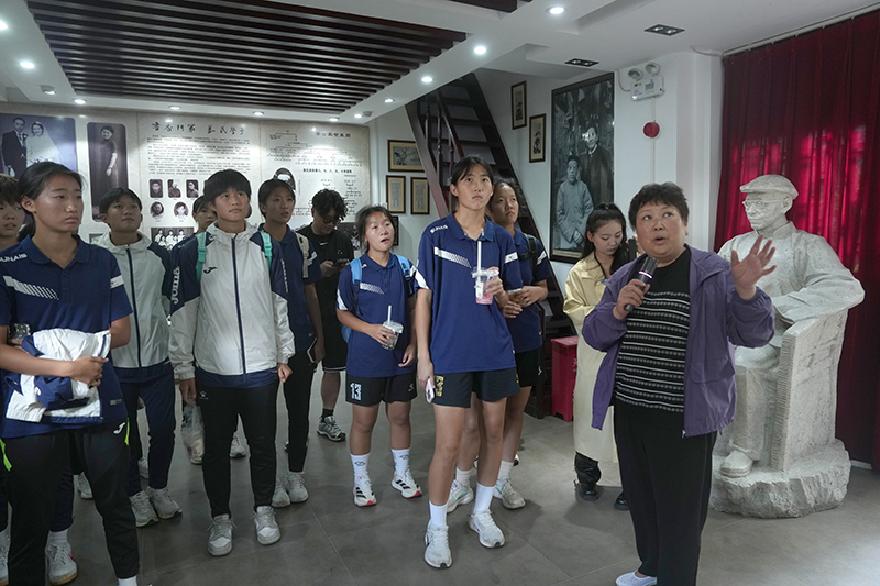 长沙市周南梅溪湖中学队员漫步古城。韩兴国-摄