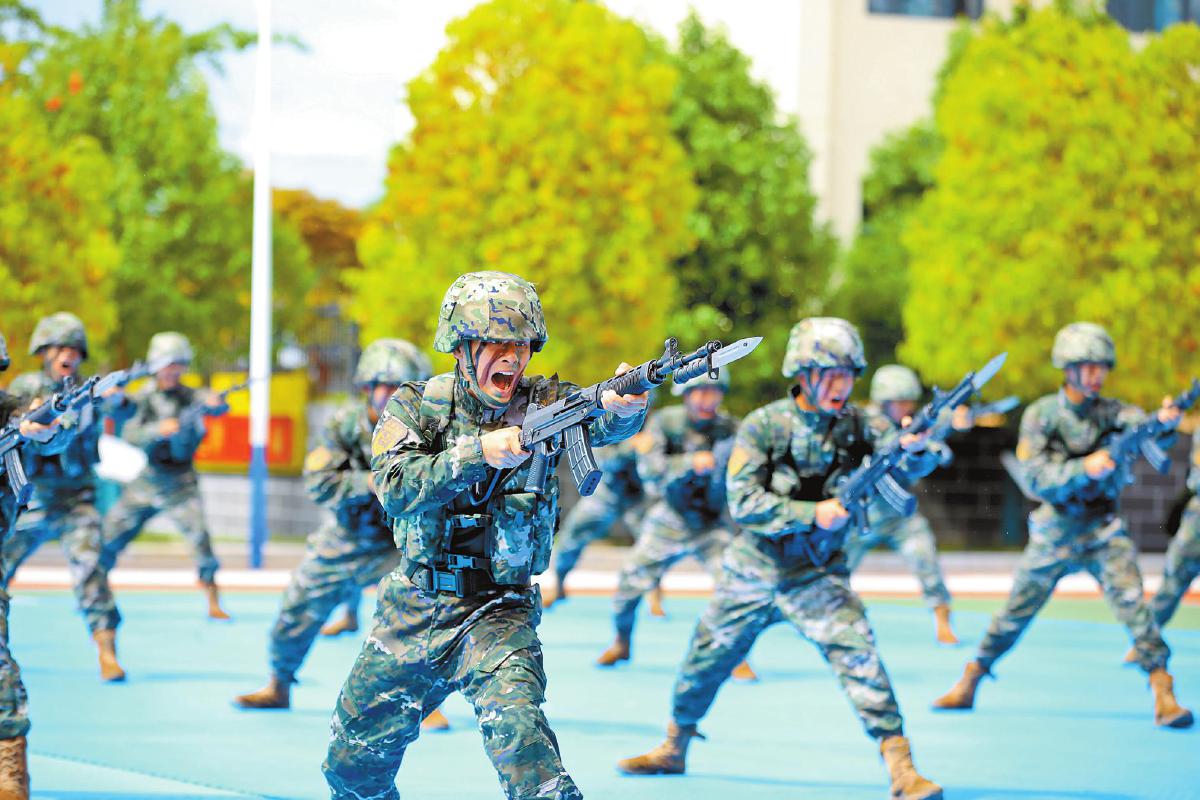 7月30日，武警云南总队昭通支队组织“八一”军事日活动，官兵们进行刺杀基础动作演示。　　新华社发（赵明军　摄）
