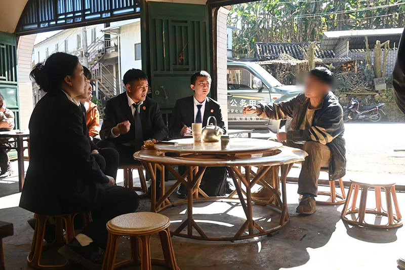 景东县人民法院执行干警向被执行人释法明理、开展思想疏导工作。