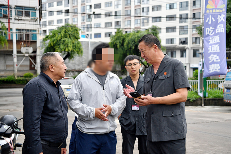 思茅区人民法院执行法官走访被执行人，实地核查涉案资产现状。
