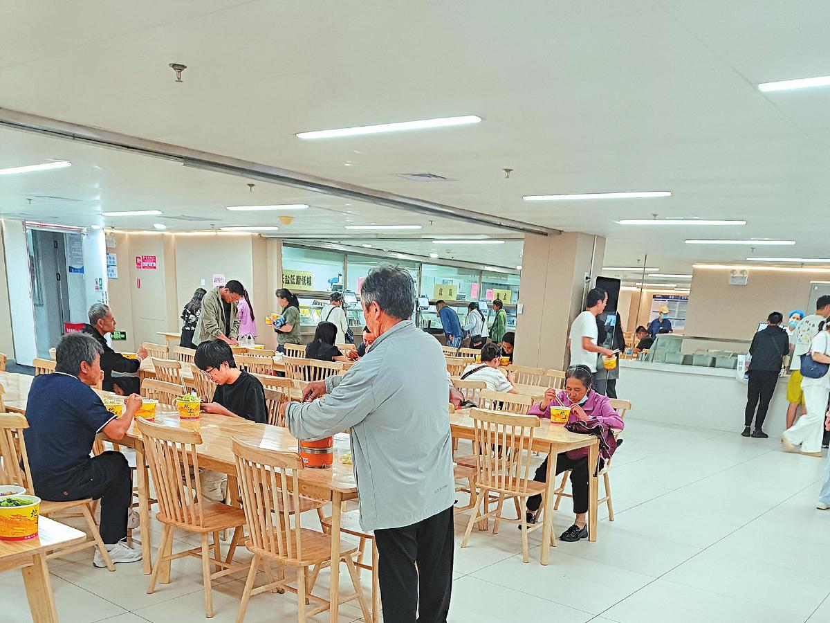 患者在雲南大學附屬醫院食堂就餐。吳沛釗攝